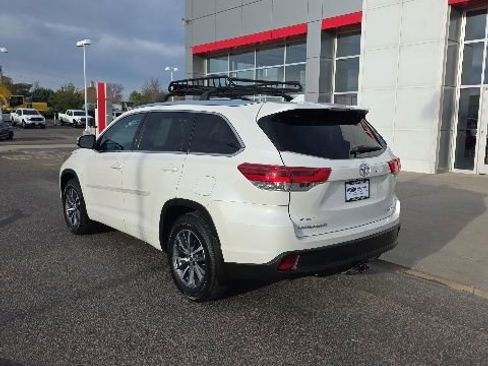 Used 2017 Toyota Highlander XLE AWD/4WD image 3
