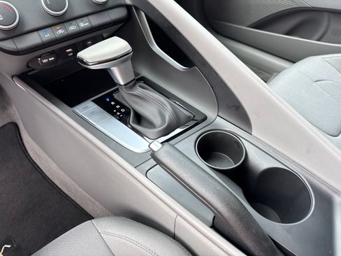 Certified 2025 Hyundai Elantra SE FWD image 21