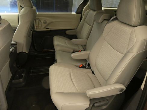 Certified 2024 Toyota Sienna LE image 8
