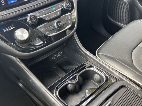 Used 2025 Chrysler Pacifica Limited image 42