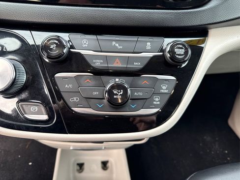 Used 2017 Chrysler Pacifica Touring-L image 29