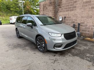 Used 2023 Chrysler Pacifica Touring-L w/ S Appearance Package AWD/4WD video 2