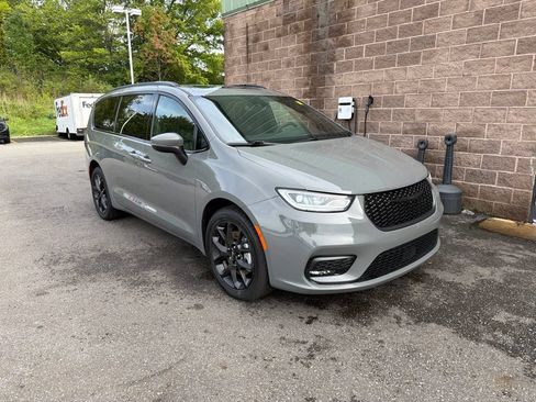 Used 2023 Chrysler Pacifica Touring-L w/ S Appearance Package AWD/4WD image 2