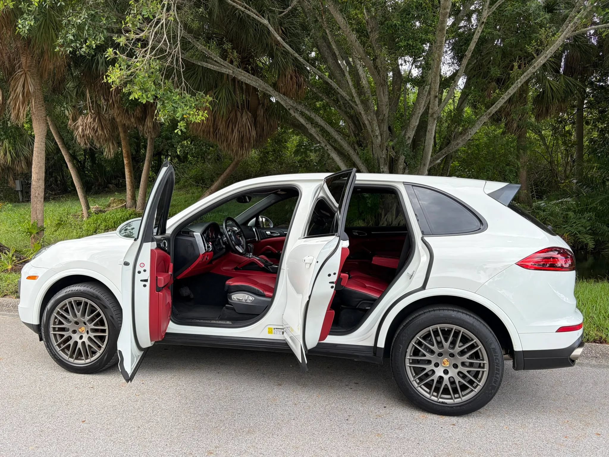 Used 2017 Porsche Cayenne AWD/4WD image 18