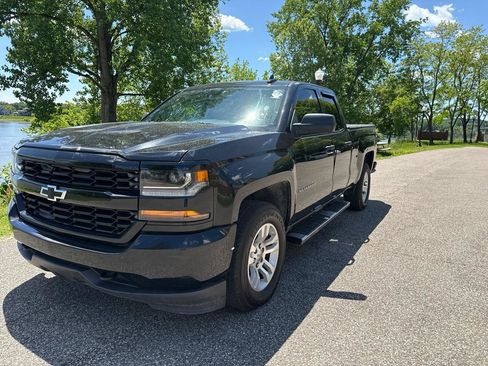 Used 2017 Chevrolet Silverado 1500 Custom w/ Custom Convenience Package AWD/4WD image 2