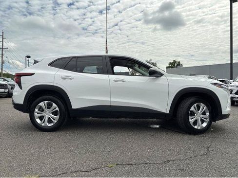 Used 2024 Chevrolet Trax LS w/ Driver Confidence Package FWD image 5