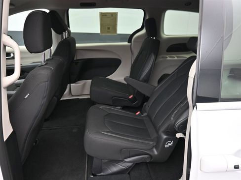 Used 2023 Chrysler Voyager LX image 12