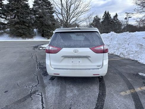Used 2017 Toyota Sienna Limited image 4