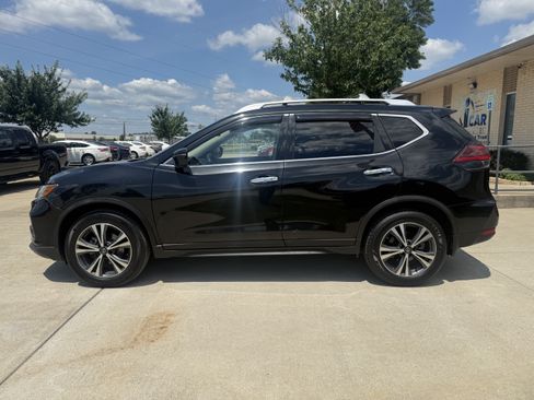 Used 2019 Nissan Rogue SV w/ Premium Package FWD image 4