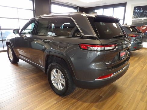 Used 2024 Jeep Grand Cherokee Laredo w/ Luxury Tech Group I AWD/4WD image 8