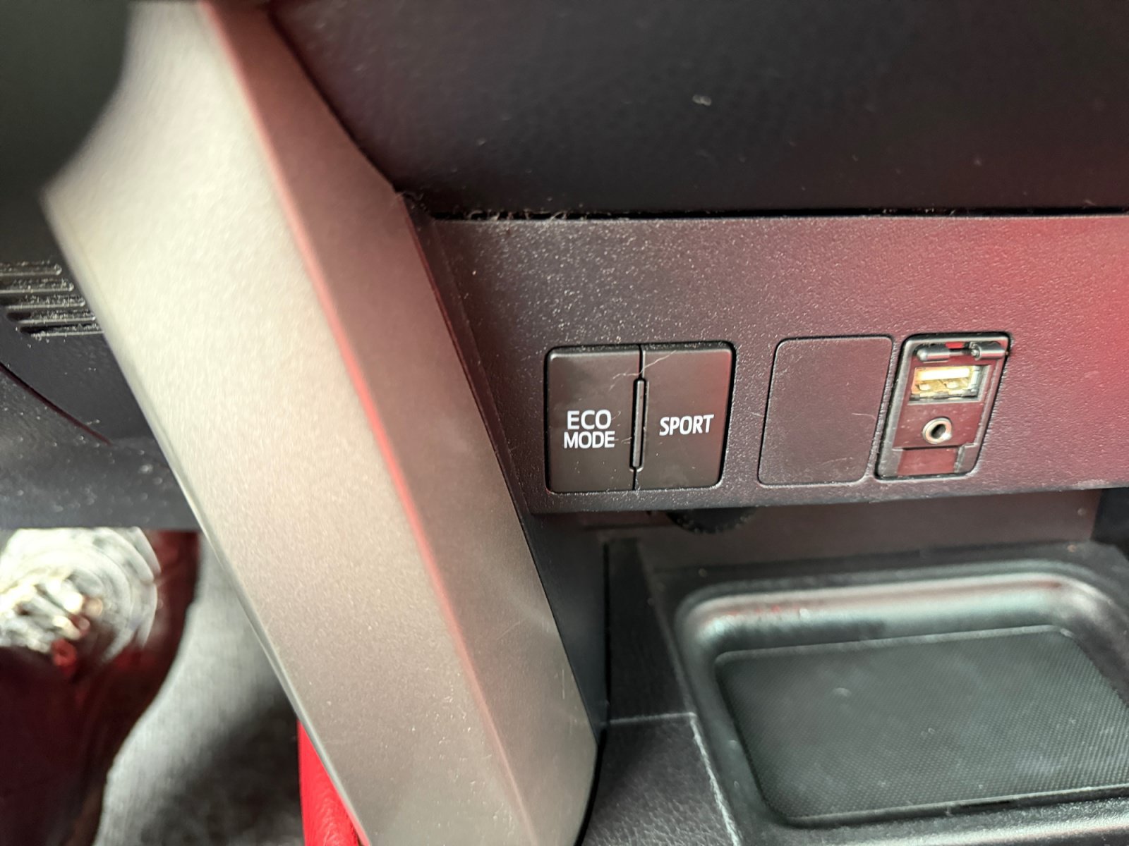 Used 2018 Toyota RAV4 LE w/ All Weather Liner Package AWD/4WD image 23