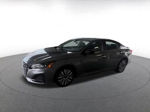 Used 2025 Nissan Altima 2.5 SV FWD image 7