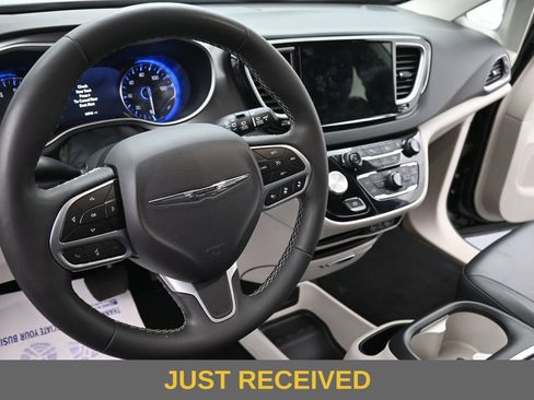 Used 2024 Chrysler Pacifica Touring-L FWD image 16