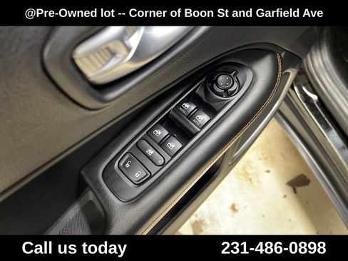 Used 2018 Jeep Compass Limited w/ Navigation Group AWD/4WD image 16