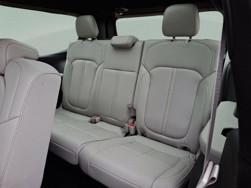 Used 2025 Jeep Wagoneer 4WD w/ Premium Group I image 9