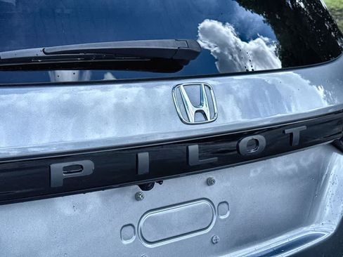 Used 2025 Honda Pilot EX-L image 10