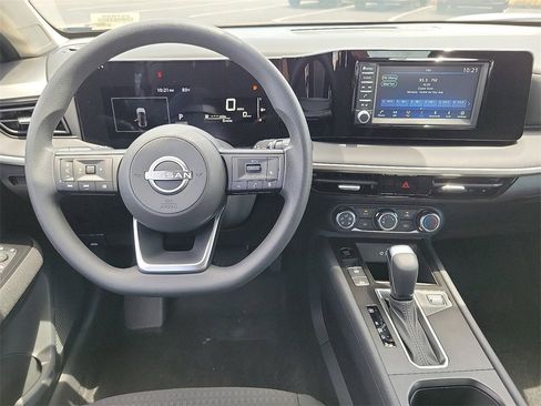 New 2025 Nissan Kicks S image 4