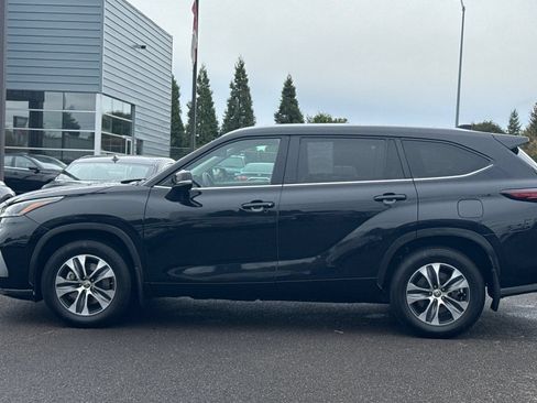 Used 2024 Toyota Highlander XLE AWD/4WD image 9
