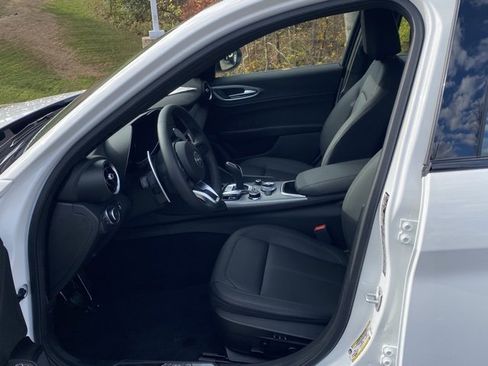 New 2025 Alfa Romeo Giulia Base image 21
