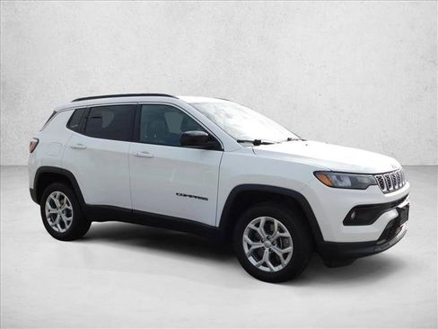 Used 2024 Jeep Compass Latitude AWD/4WD image 6