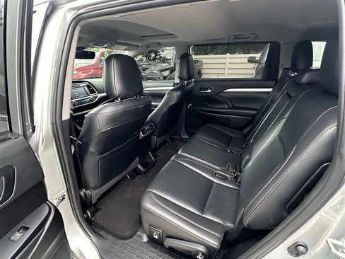 Used 2019 Toyota Highlander XLE AWD/4WD image 17