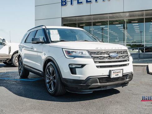 Used 2018 Ford Explorer XLT w/ Equipment Group 202A FWD image 2