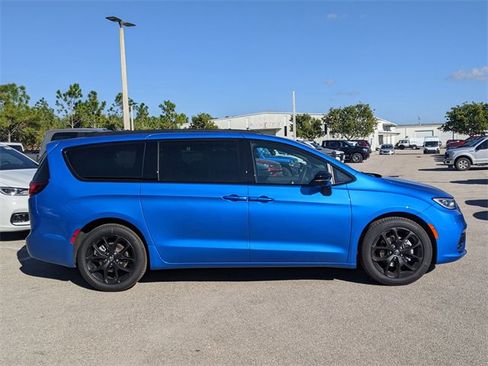 New 2026 Chrysler Pacifica Select w/ S Appearance Package image 3