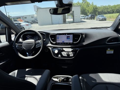 New 2027 Chrysler Pacifica Select FWD image 16