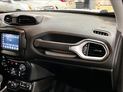 Used 2020 Jeep Renegade Latitude w/ Cold Weather Group image 17