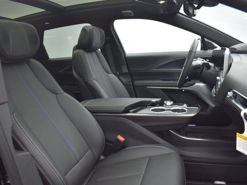 New 2026 Cadillac Lyriq Signature Sport w/ LPO, Floor Liner Package AWD/4WD image 34