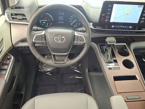 Certified 2024 Toyota Sienna XLE image 21