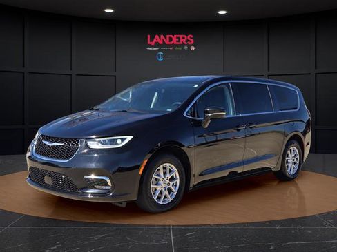 Used 2024 Chrysler Pacifica Touring-L FWD image 1
