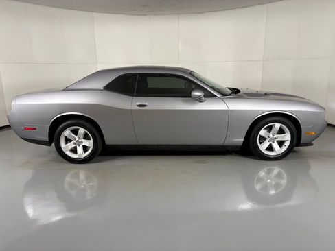 Used 2014 Dodge Challenger SXT image 9