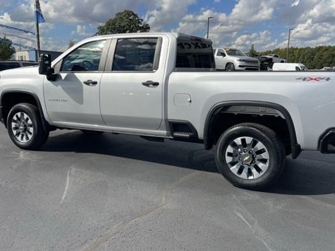 Used 2023 Chevrolet Silverado 2500 Custom w/ Custom Value Package image 3