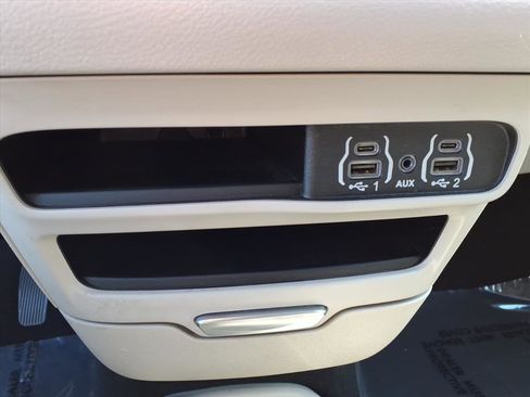 Used 2024 Chrysler Pacifica Touring-L FWD image 12