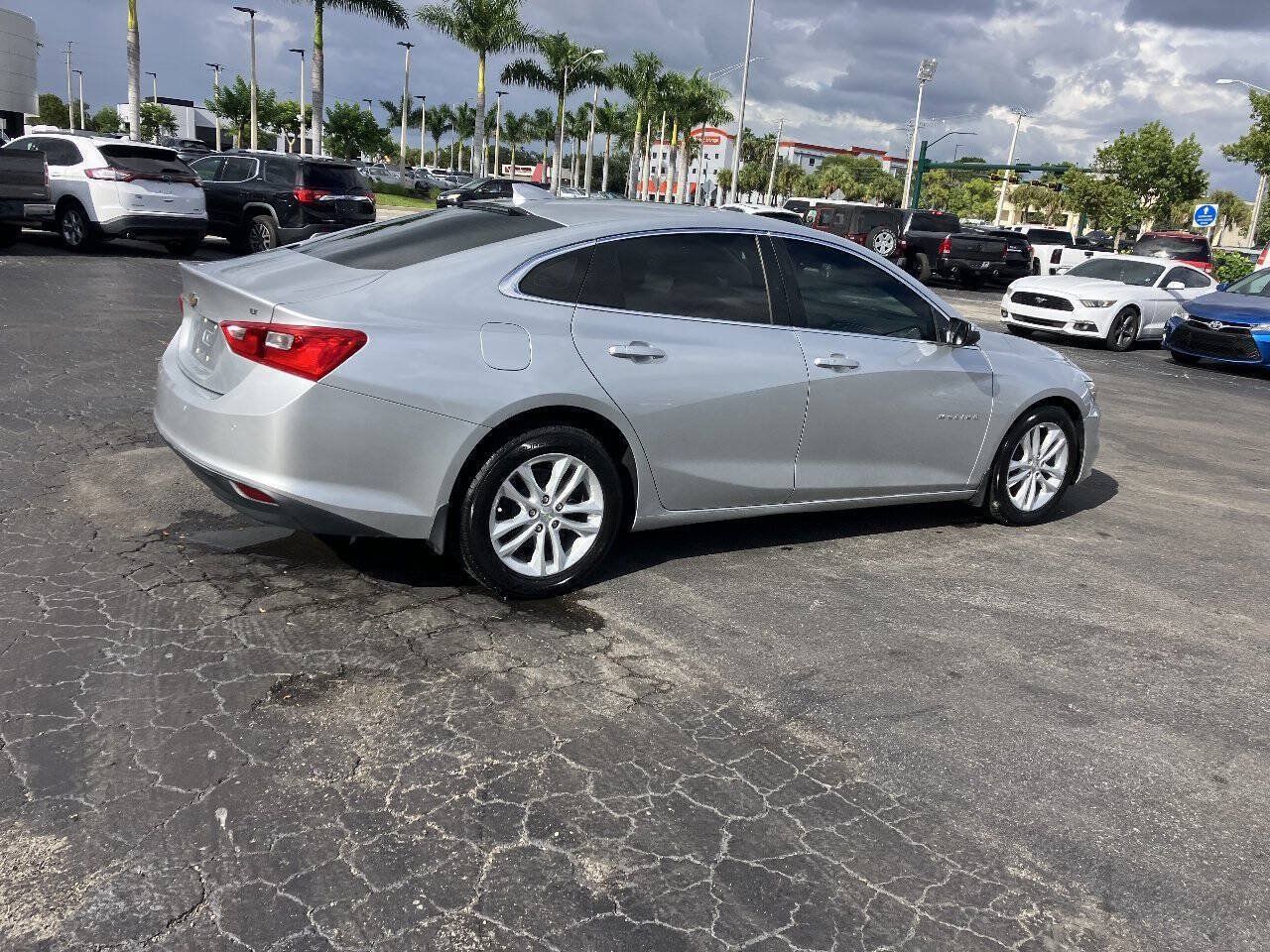 Used 2018 Chevrolet Malibu LT w/ Driver Confidence Package FWD image 3