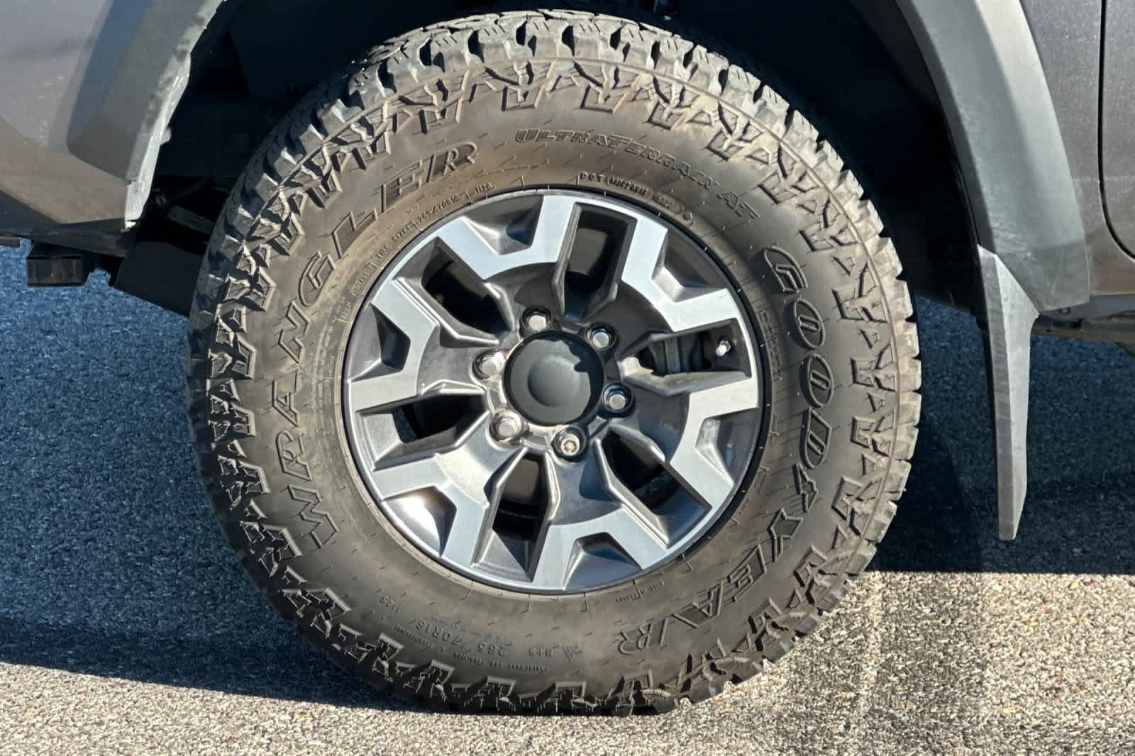 Used 2018 Toyota Tacoma TRD Off-Road w/ Technology Package AWD/4WD image 26