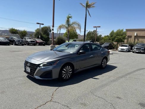 Used 2024 Nissan Altima 2.5 SV FWD image 4