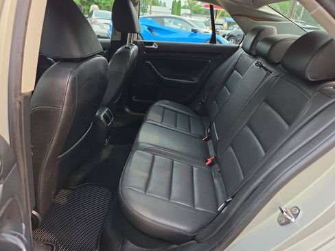 Used 2010 Volkswagen Jetta SE FWD image 16