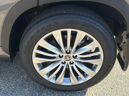 Used 2023 Toyota Highlander Platinum FWD image 31