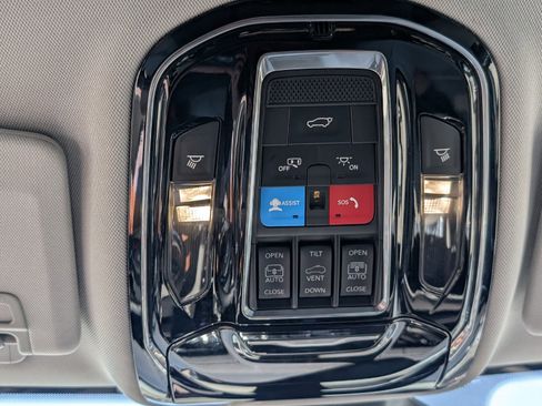 Used 2022 Jeep Grand Cherokee Overland AWD/4WD image 36