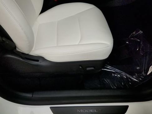Used 2022 Tesla Model Y Long Range AWD/4WD image 36