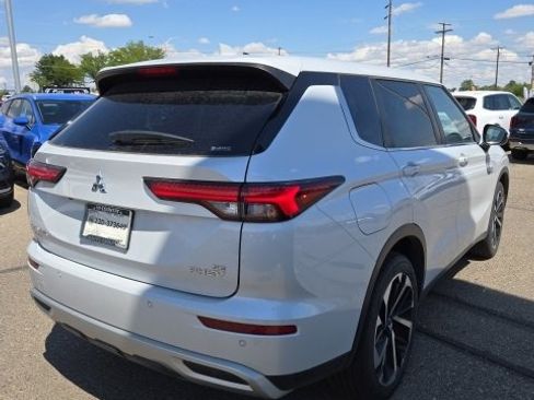 Used 2023 Mitsubishi Outlander image 3