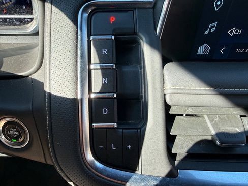 Used 2023 Chevrolet Suburban Premier image 31