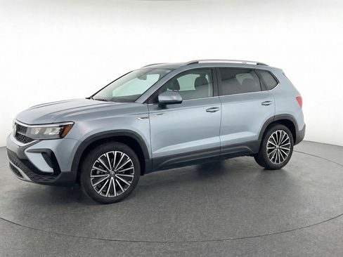 Used 2025 Volkswagen Taos SE image 3