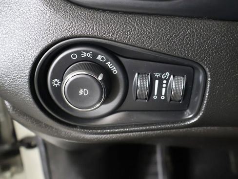 Used 2018 Jeep Renegade Altitude FWD image 31