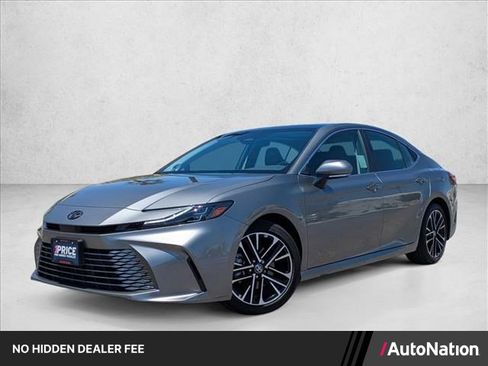 Used 2025 Toyota Camry XLE FWD image 1