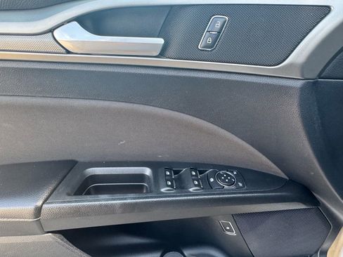Used 2019 Ford Fusion SE FWD image 25