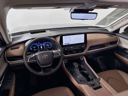 Used 2025 Toyota Grand Highlander AWD image 23