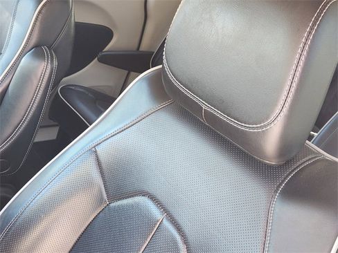 Used 2022 Chrysler Pacifica Limited image 25